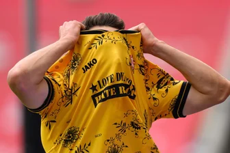 „Mithalten reicht nicht“: Dicke Luft bei Dynamo Dresden - Am liebsten gar nicht hinschauen: Dresdens Konrad Faber reagiert nach der Elfmeterentscheidung.