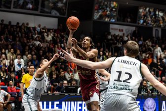 Mithilfe des Ex-Kapitäns auf der Tribüne: Niners Chemnitz gewinnen auch das letzte Spiel des Jahres gegen Trier - Kevin Yebo im Spiel der Niners gegen Trier.