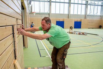 Mitmach-Sportangebote und Besuch von Minister Christian Piwarz: So feiert Niederwiesa seine neue Sporthalle - Die letzten Arbeiten sind inzwischen abgeschlossen: Im November war Martin Hitzig von der Firma Braun mit Arbeiten an der Prallwand beschäftigt.