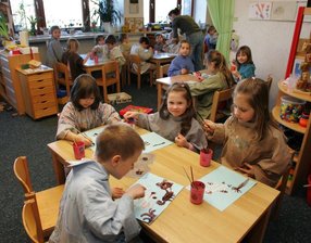 Mitmachen bei "Tiere aus dem Eis" gefragt - 
              <p class="artikelinhalt">Mädchen und Jungen der Reinsdorfer Kindertagesstätte "Anne Frank" malen Bilder von der Schneeeule und dem Polarfuchs. Sie beteiligen sich damit am Mal- und Bastelwettbewerb fürs Oster-Familienfest. </p>
            