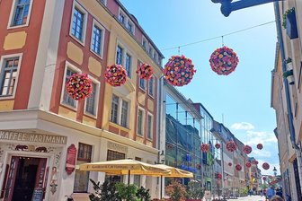 Mitmachen und genießen: Fünf Tipps für das Frühlingsfest in Freiberg - Mit bunten Blumenbällen wurde die Freiberger Altstadt für das Frühlingsfest geschmückt.