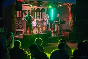 Mitmacher gesucht: Poetry sammelt am Samstag den Müll in Rodewisch - Schöne Tradition: Nach dem Müllsammeln bietet Poetry Festival im Park, wie hier mit der RE-IN Bluesband.