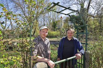 Mitmachgarten: Mehr als eine Viertelmillion Euro für eine Glauchauer Parzelle - Tobias Stöber (links) und Lutz Kraege am Tor des neuen Mitmachgartens.