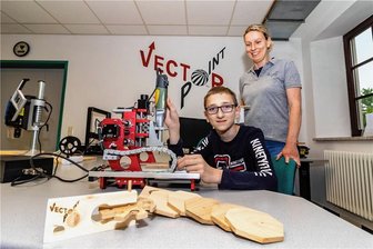Mitmachwerkstatt für technikbegeisterte Schüler entsteht in Taura - Daniel Möbius (12) stellt zusammen mit seiner Mutter Heidi Möbius an einer CNC-Fräse Becherhalter aus Holz her. Beide sind Mitglied im Tauraer Verein Vector Point, der am Wochenende eine Mitmachwerkstatt eröffnet. 