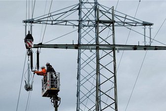 Mitnetz hält Stromtrasse bei Lengenfeld in Schuss: An der B 173 geht es weiter - In schwindelerregter Höhe verbanden Mitarbeiter der Firma Electron Leitungsbau die Stromkabel mit dem neuen Gittermast. 