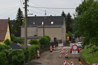 Mitnetz investiert mehr als 7 Millionen Euro in Mittelsachsens Stromnetz - In Thierbach verschwindet an der Peniger Straße begleitend zum Straßenbau auf einer Länge von gut 700 Metern die Leitung in der Erde. Zudem werden bis Ende 2023 elf Hausanschlüsse erneuert.