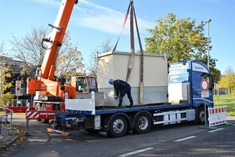 Mitnetz pimpt in Rochlitz Stromnetz auf - Millimeterarbeit vor der Berufsschule: Ein Kran hievt eine tonnenschwere Trafostation an ihren neuen Standort.