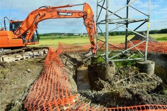 Mitnetz Strom will Leitungen zwischen Röhrsdorf und Gersdorf erneuern - Zwischen Röhrsdorf und Gersdorf werden Leitungen und Strommasten ausgewechselt.