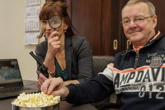 Miträtseln beim Erzgebirgskrimi Nr. 5 - Redakteurin Denise Märkisch und Polizeihauptkommissar a. D. Ullrich Laukner haben gemeinsam den Erzgebirgskrimi "Verhängnisvolle Recherche" geguckt. 