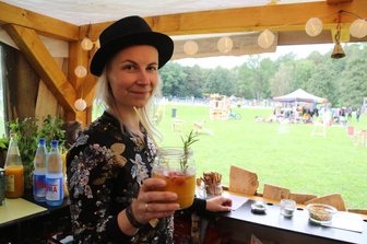 "MitSinnen" Festival in Erdmannsdorf gestartet - An der "Bar der Sinne" können Besucher leckere Cocktails trinken.