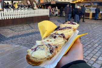 Mittagessen auf dem Freiberger Christmarkt: Was schnell geht, schmeckt und weniger kostet - Ein Baguette mit Camembert und Cranberry-Soße gibt’s am Käsestand auf dem Christmarkt in Freiberg.