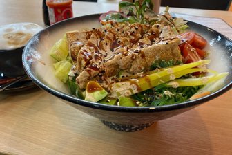 Mittagessen unter zehn Euro: Wo man in der Freiberger Innenstadt preiswert satt wird - Die Bowl mit Sushireis und Tofu gibt es für 8 Euro im Freiberger Restaurant Umi zum Mittag.