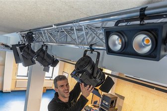Mitte Mai "Bühne frei" im neuen Freizeitzentrum von Auerbach - Jan Gabriel installiert die Licht- und Bühnentechnik im Saal auf der Veranstaltungsebene.