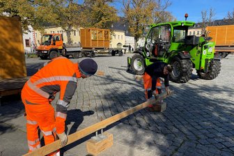 Mitte Oktober: In Marienberg hat Aufbau des Weihnachtsmarktes begonnen - Die ersten Buden für den Weihnachtsmarkt in Marienberg sind am Mittwoch auf dem Markt aufgebaut worden.