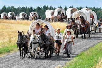 Mittelalter "all inclusive": Der Historische Besiedlungszug geht auf Zeitreise - So sieht es im Juli wieder in Mittelsachsen aus, wenn der Verein Historischer Besiedlungszug mit etwa 15 Planwagen zwischen Zschopau und Striegis unterwegs ist. 