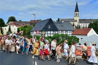 Mittelalter auf Achse: Der Historische Besiedlungszug startet wieder zu Beginn der Sommerferien - Mittelalter trifft Moderne: Der 29. Historische Besiedlungszug kommt auch wieder nach Greifendorf. 2018 wurde dort schon mal die B 169 überquert.