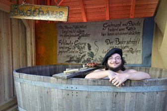 Mittelalter auf der Burg: Warum das Fest auf Schloss Voigtsberg anders als erhofft verlief - Bader und Henker Atreyu Gaudlitz aus Falkenberg/Märkisch-Oderland konnte sich am Samstag Zeit nehmen für eine Erfrischung im eigenen Zuber.