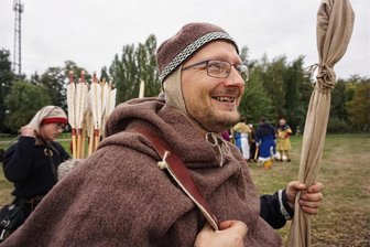 Mittelalter-Enthusiast in Stollsdorf: Wie Uwe Hausmann zum leidenschaftlichen Hobbyritter wurde - Nicht nur Hobbyritter, sondern auch Scherenschleifer und Bogenschütze: Uwe Hausmann ist beim Burgalltag bei Mittelalterspielen vielfältig einsetzbar.