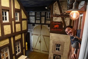 Mittelalterdorf mit Kuschelecken: Singender Wirt serviert im Landhotel in Taltitz Romantik - Silvio Kuhnert, Betreiber vom Landhotel Grüner Baum in Taltitz, hat den ehemaligen Bowlingbahn-Raum zu einem kleinen Dorf im mittelalterlichen Flair umgebaut. Hier können Gäste in verschiedenen Themenhäusern ein Candle-Light-Dinner buchen. Noch ist nicht alles fertig. Ab Frühjahr empfängt er hier Gäste. 