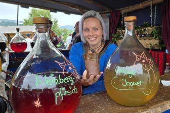 Mittelalterfest auf vogtländischer Burgruine: Was die Besucher in Elsterberg toll finden - und was sie kritisieren - Mit ihren Fruchtweinen traf Nicole Wagner in Elsterberg den Geschmack der Besucher.
