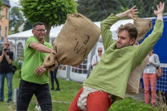 Mittelalterlich ging es beim Ellefelder Schlossfest zu: Wie ein Turnier für Stimmung gesorgt hat - Zum Festprogramm gehörte ein Mittelalterturnier. Im Bild sind Jens Seidel (links) und Oliver Seidel beim Sackkampf zu sehen.