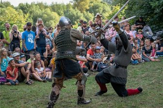 Mittelaltermarkt auf Schloss Rochlitz lockt knapp 3000 Gäste an - Die Gruppe "Flammen im Zwielicht" kreuzte vor Publikum die Schwerter. Damit nicht zu viele Zuschauer zusammenkamen, hielt man dieses Jahr die Kämpfe kurz und verzichtete auf eine Bühne.