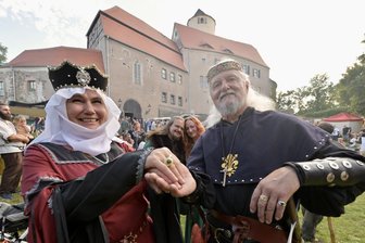 Mittelalterspektakel auf Burg Schönfels - Hannelore und Dietmar Stäblein aus Chemnitz sind im historischen Gewand unterwegs.