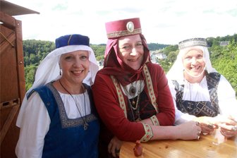 Mittelalterspektakel in Elsterberg: Diese Damen verkleiden sich in ihrer Freizeit am liebsten als Burgfrauen - Diese Besucherinnen schlüpften in die Kostüme von Burgfrauen aus der Zeit um 1500.