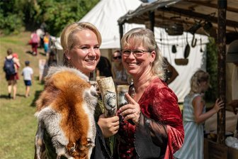 Mittelalterspektakel in Rochlitz: Warum Besucher und Darsteller trotz Schweißperlen ins historische Gewand schlüpfen - Viele Besucher kamen wie Maria (l.) und Anne Peucker aus Dresden trotz Hitze in historischer Gewandung zum Mittelalterspektakel auf Schloss Rochlitz.