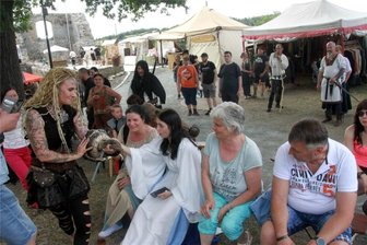 Mittelalterspektakel trotzt Hitze auf der sanierten Elsterberger Burgruine - Alina zeigt den Besuchern ihre Schlange.