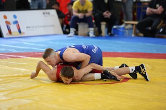 Mitteldeutsche Meisterschaften im Ringen: Der KSV Pausa überzeugt zum heimischen Wettkampf auf ganzer Linie - Der Pausaer Max Schmalfuß (blaues Trikot) ließ auf seinem Weg zum Titelgewinn in der Erdachsen-Arena nichts anbrennen.