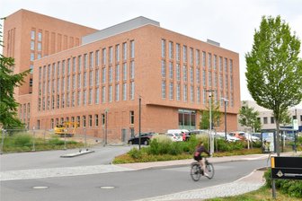 Mitteldeutschlands einziger petrographischer Spezialscanner steht in Freiberg - Die Unibibliothek der TU Bergakademie Freiberg an der Winklerstraße verfügt jetzt über ein neues Sciencelab.