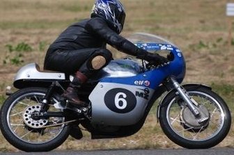 Mittelsachse rast in Horice zum Sieg - Gibt mit 72 immer noch Gas: Ingo Grämer aus Freiberg auf seiner historischen MZ RE 125 aus dem Jahr 1965. 