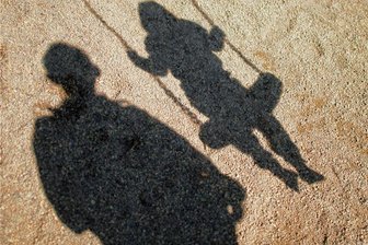 Mittelsachsen: 46-Jähriger wegen sexuellen Missbrauchs seiner Stieftochter vor Gericht - Einem 46-jährigen Mittelsachsen wird der schwere sexuelle Missbrauch von Kindern in mehreren Fällen vorgeworfen (Symbolbild). 