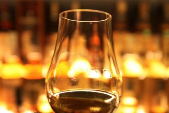 Mittelsachsen am Wochenende: Bei der Veranstaltung ist eine Warnung angebracht - Zu einer Whisky-Verkostung lädt die Volkshochschule nach Erlau ein.