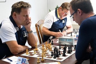 Mittelsachsen an Brettern erfolgreich - Der Mittweidaer Bernd Grundmann (l.), hier in einer früheren Partie gegen Daniel Bernhardt von der SpG Geringswalde/Hartha, brachte sein Team auf die Siegerstraße. Auch Daniel Bernhardt steuerte in der Bezirksliga-Partie gegen Niederwiesa einen Zähler bei.