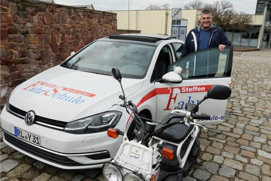 Mittelsachsen: Angehende Fahrschüler stehen immer noch im Stau - Steffen Schreier, Chef der gleichnamigen Rochlitzer Fahrschule, gibt Fahrstunden für Pkw und Moped. Die Nachfrage nach den Fahrschulkursen ist auch bei ihm anhaltend hoch. 