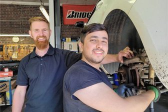 Mittelsachsen arbeitet an Integrationsprogramm für Migranten - Ein Beispiel für die Integration in den Ausbildungsmarkt und doch eher ein Einzelfall in Mittelsachsen: Edries Poya (r.) flüchtete aus der afghanischen Hauptstadt Kabul, absolviert nun in der Rochlitzer Kfz-Werkstatt von Eric Seidel (l.) eine Ausbildung.