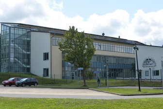 Mittelsachsen: Bauarbeiten an Schulen in den Sommerferien - Am Cottagymnasium Brand-Erbisdorf wurde in den Ferien eine Hitzeschutzfolie angebracht.