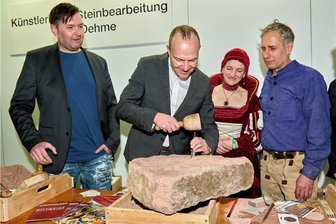 Mittelsachsen bringen Farbe in die Grüne Woche - Minister Wolfram Günther (2.v.li.) griff am Stand von Jens Oehme (re.) zu Klüpfel und Meisel.