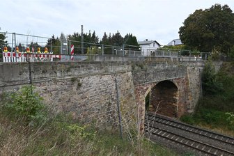 Mittelsachsen: Brücken sind finanzielle Herausforderung - Größtes Sorgenkind in Mittelsachsen ist die Brücke entlang der K7510 bei Gadewitz. Das Bauwerk war am 5. Juni 2023 komplett gesperrt worden. Wenig später wurde es für Fußgänger wieder geöffnet. Ein Neubau wird geplant.