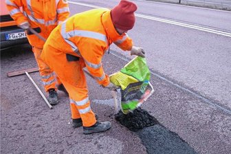 Mittelsachsen: Das große Flicken auf den Straßen beginnt - Mitarbeiter der Straßenmeistereien beginnen mit Flickarbeiten. 