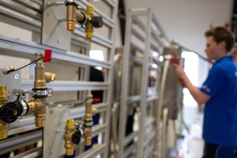 Mittelsachsen: Dienstleistungsbranche sucht händeringend Azubis - Ein Azubi eines Heizungsbetriebs arbeitet an einer Anlage.