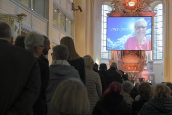 Mittelsachsen: Diese Prominenten sind 2025 verstorben - Mit einer Trauerfeier haben Freunde, Weggefährten und Angehörige in der Nikolaikirche Freiberg Abschied genommen von Heidi Hinkel.