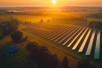 Mittelsachsen: Erste Pläne für das Gigawatt-Projekt und die Hoffnung auf nachhaltige Energieversorgung - In Mittelsachsen sollen auf etwa 1000 Hektar Photovoltaikanlagen entstehen. Knapp unter 40 Hektar könnte der Solarpark in Neukirchen in der Gemeinde Reinsberg groß werden (Symbolbild).