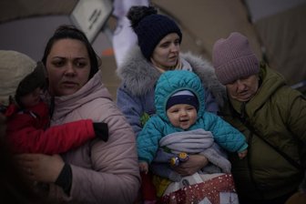 Flüchtlinge, die vor dem Krieg im Nachbarland Ukraine fliehen, kommen am Grenzübergang Medyka in Polen an.