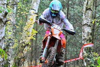 Mittelsachsen ganz vorn dabei - Zwischen den Birken zurück in die Erfolgsspur: Der Peniger Edward Hübner fuhr in Burg erstmals in diesem Jahr auf das Podium in der Championatswertung. Diese gewann der Geringswalder Luca Fischeder. 