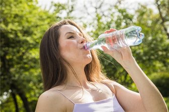 Mittelsachsen: Hitze in den Sommerferien – das raten Ärzte - Die Mediziner empfehlen, mindestens zwei bis drei Liter an heißen Tagen zu trinken (Symbolfoto).