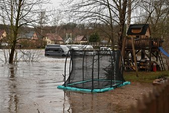 Mittelsachsen im Hochwasser-Kampf: Feuerwehr am Heiligabend im Dauereinsatz - Hochwasser der Zwickauer Mulde in Rochlitz: Blick vom Mühlgraben über die Muldeninsel nach Zaßnitz.