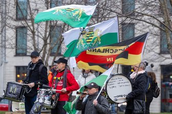 Mittelsachsen: In diese Gemeinde- und Stadträte ziehen die rechtsextremistischen „Freien Sachsen“ ein - Die extrem rechten „Freien Sachsen“ (hier bei einer Demonstration 2024 in Dresden) haben, sagen Experten, auch davon profitiert, dass sie Demonstrationen und Proteste unter ihrem „Dach“ vereinahmt haben.